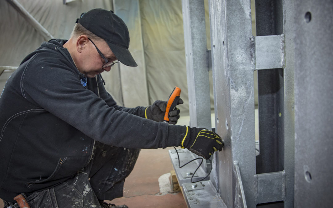Kompletterande målning på galvaniserade detaljer
