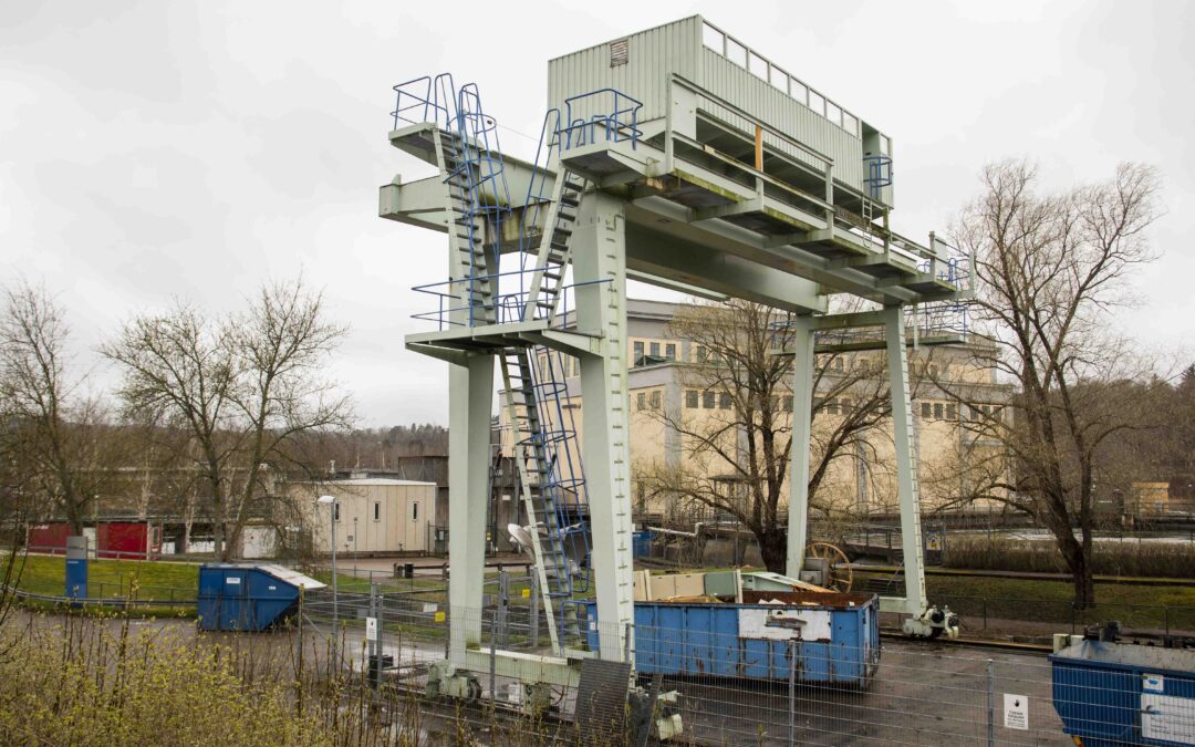 Produktion av el från vattenkraft kräver mycket maskiner och system